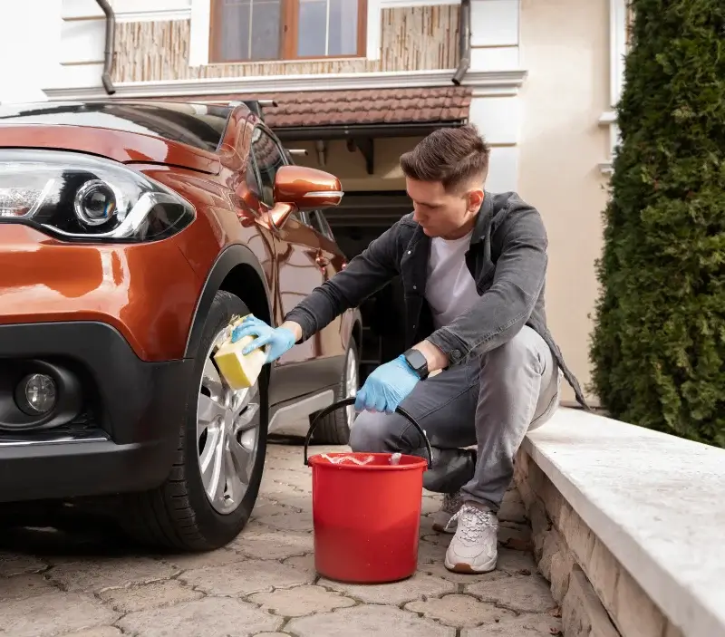 Lavage auto à domicile Arnac-la-Poste : professionnel intervenant sur un véhicule